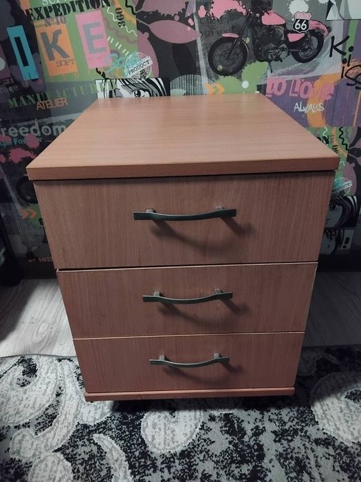 Продам тумбу на колёсиках.