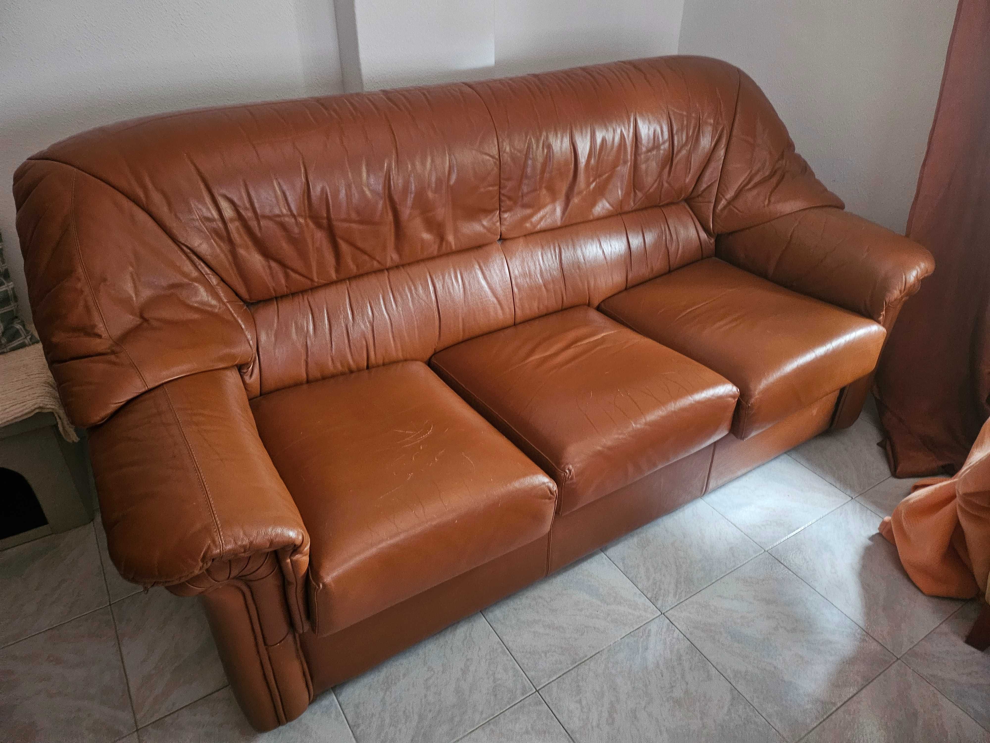 Sofá em pele de 3 lugares com cama