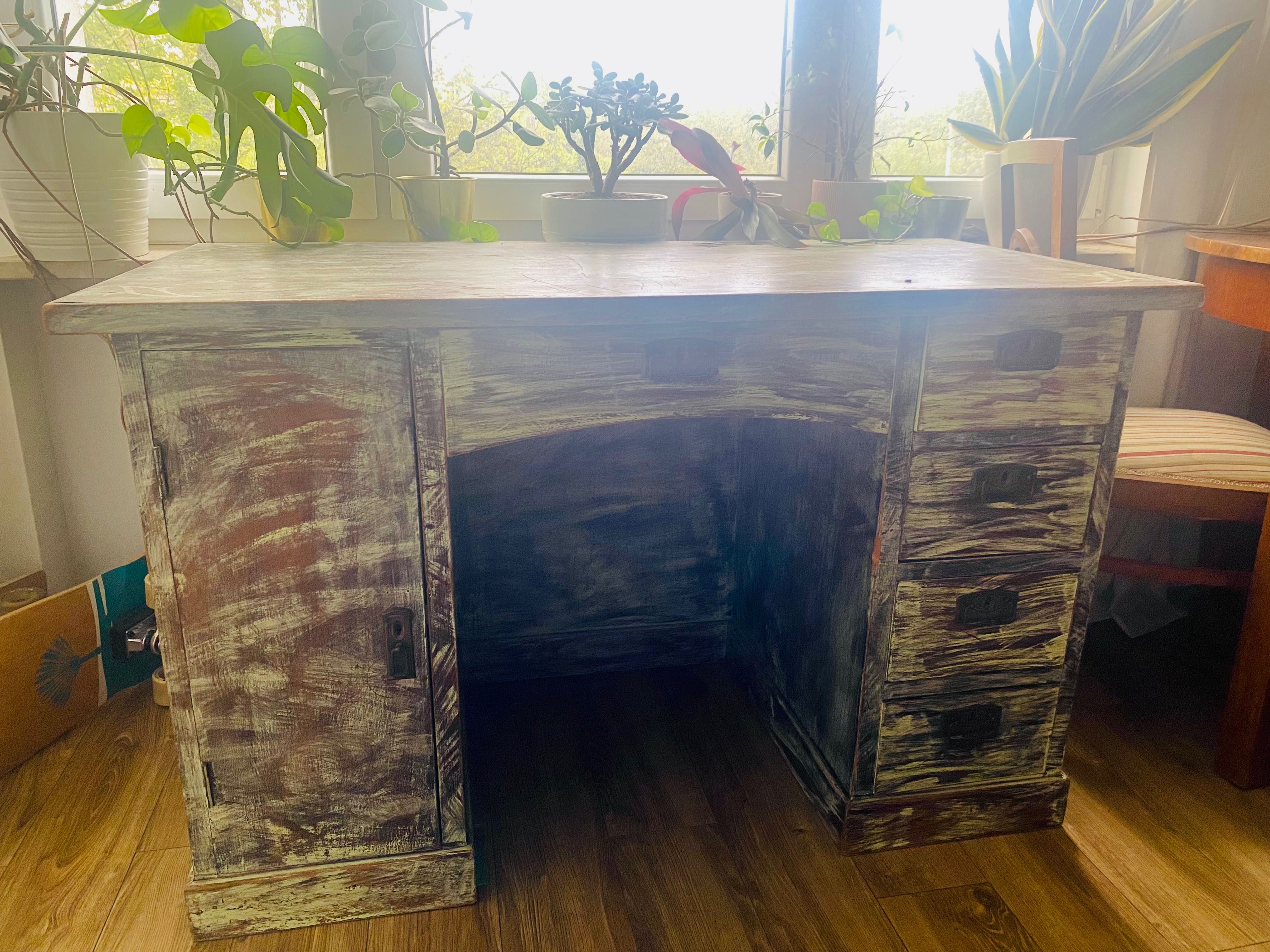 Duże drewniane biurko z pojemnymi szufladami