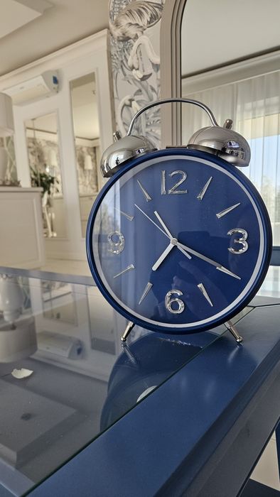 Niebieskie dekoracje stolik koralowiec ryba zegar wazon pies hamptons