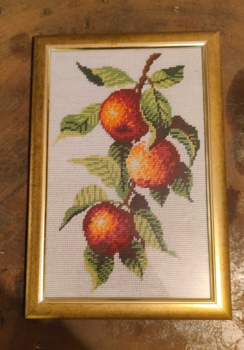 Obramowany obrazek z wyszywanych jabłek