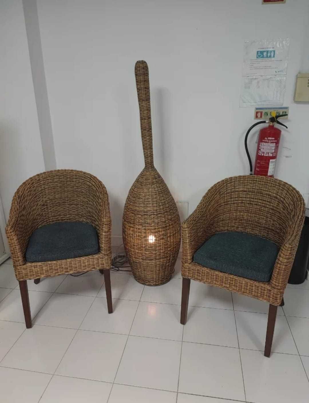 Conjunto de Cadeirões e Candeeiro
