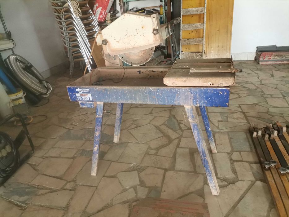 Construção civil. Máquina corte e 12 Reguas de aprumar tijolo.