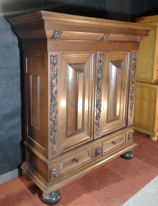 Ładnie rzeźbiona dębowa szafa holenderska