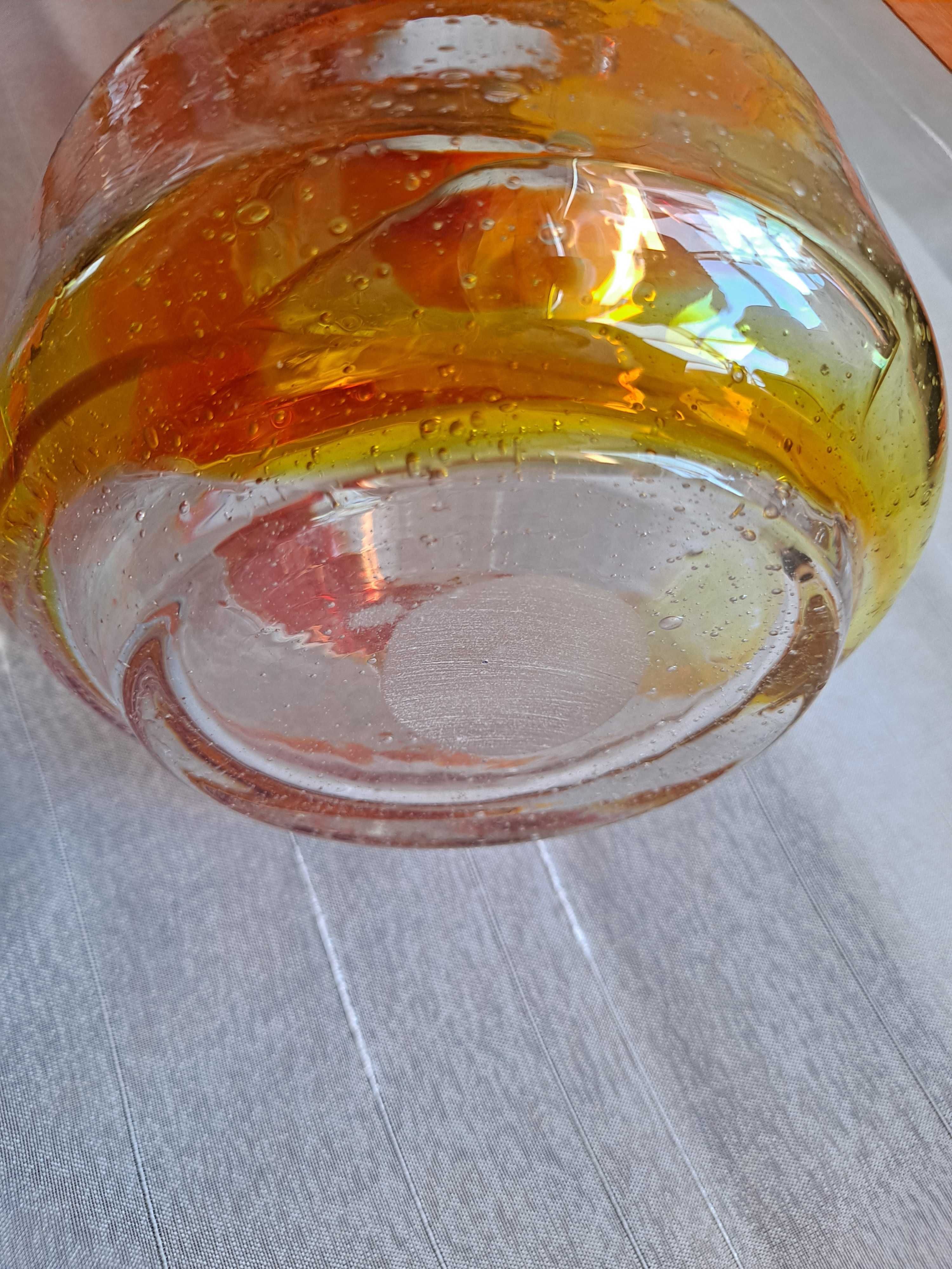 Stare wazony szklane w kolorach jesieni