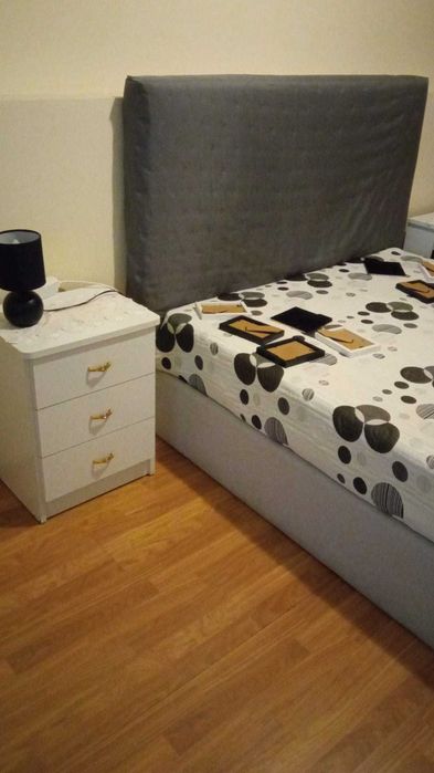 Vendo mesas cabeceiras, cómoda e cama, sem colchão e sem estrado