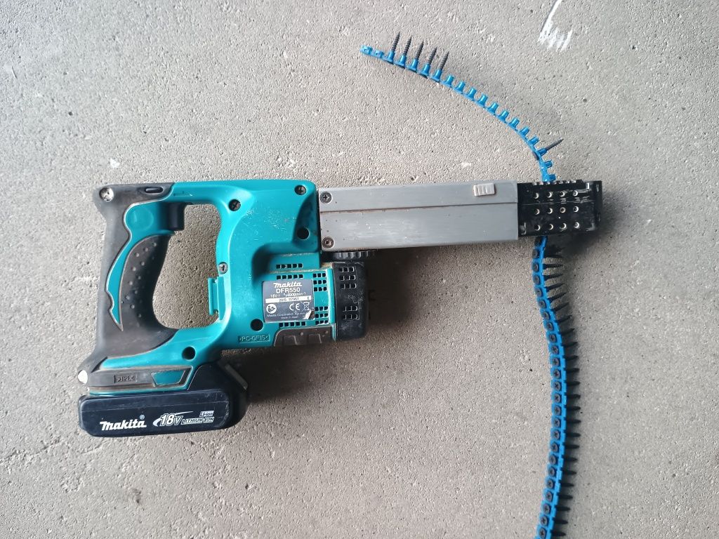 Wkrętarka taśmowa Makita DFR 550 + Aku 18 V li-ion