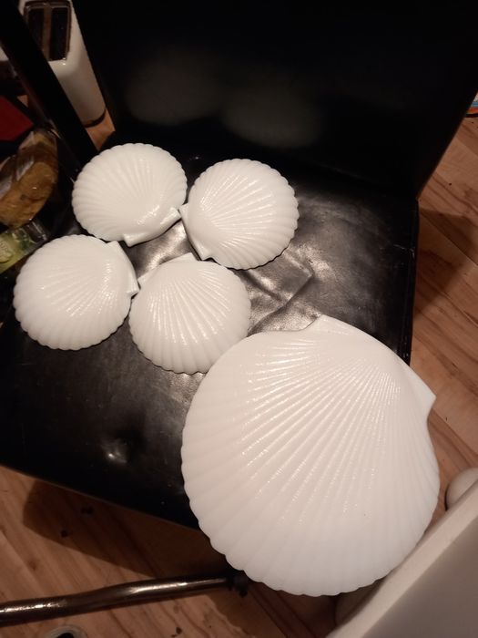 Dwa zestawy porcelanowe duo fala i talerze muszle 4 plus 1