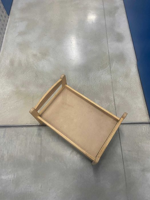 Cama de madeira para Nenuco.