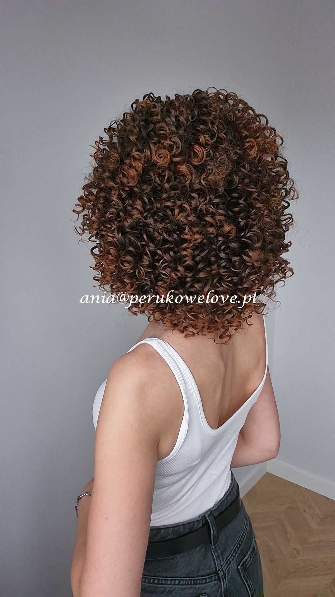 Peruka brązowa afro loki włosy jak naturalne