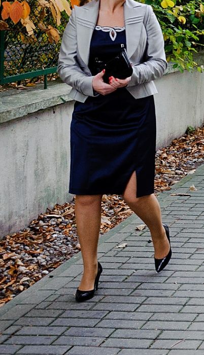 sukienka świadkowej wieczorowa granatowa ozdobny dekolt połysk