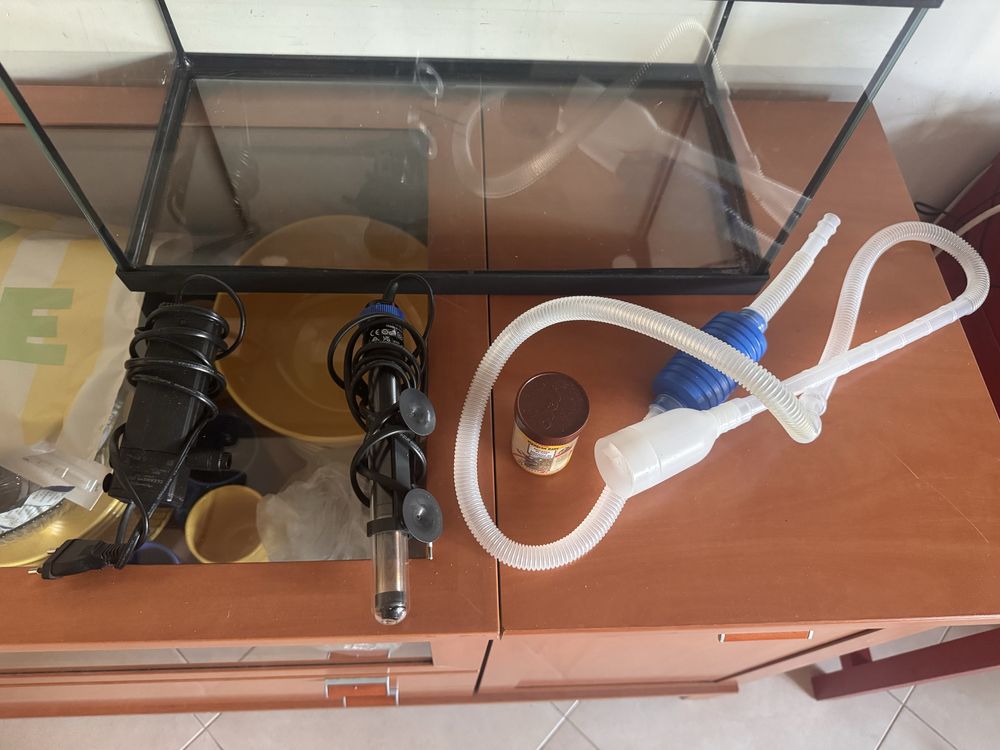 Aquário com vários acessórios