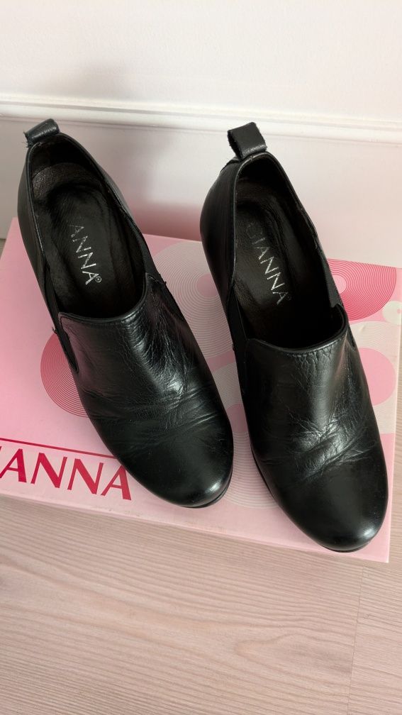 Botins pretos pele