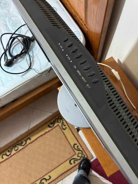 Televisão LG cinzenta