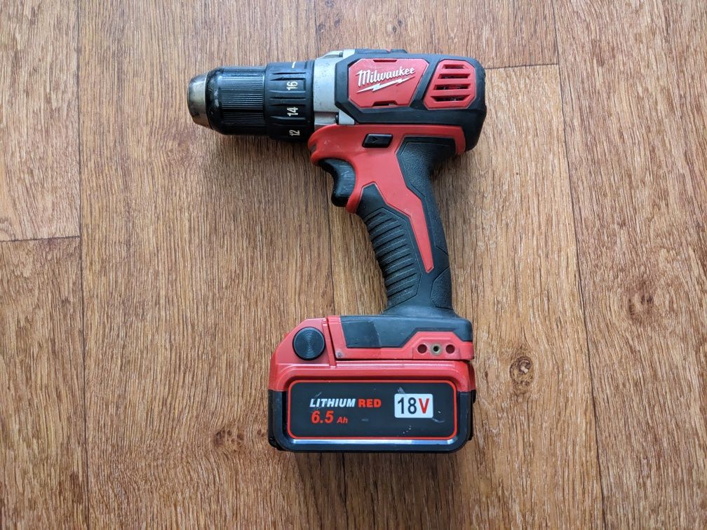 Аккумуляторный шуруповерт Milwaukee M18 с аккумулятором