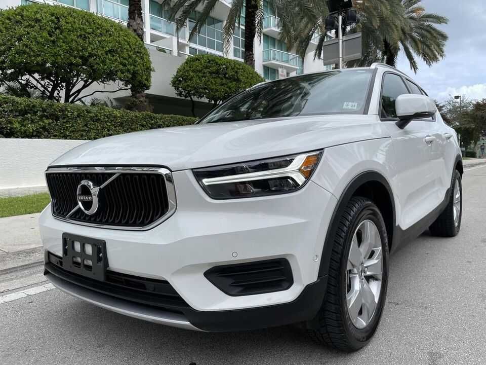 2019 Volvo XC40 T5 Momentum Sport Utility 4D