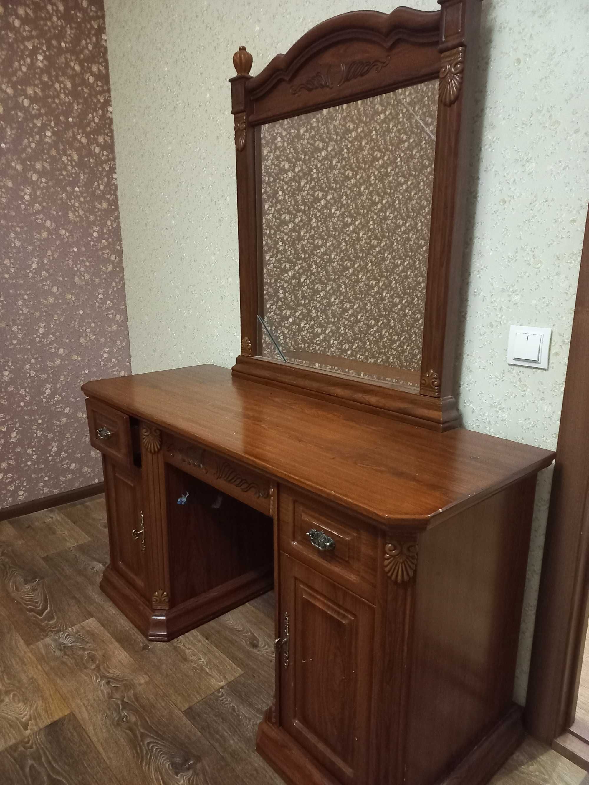 Трильяж з дзеркалом
