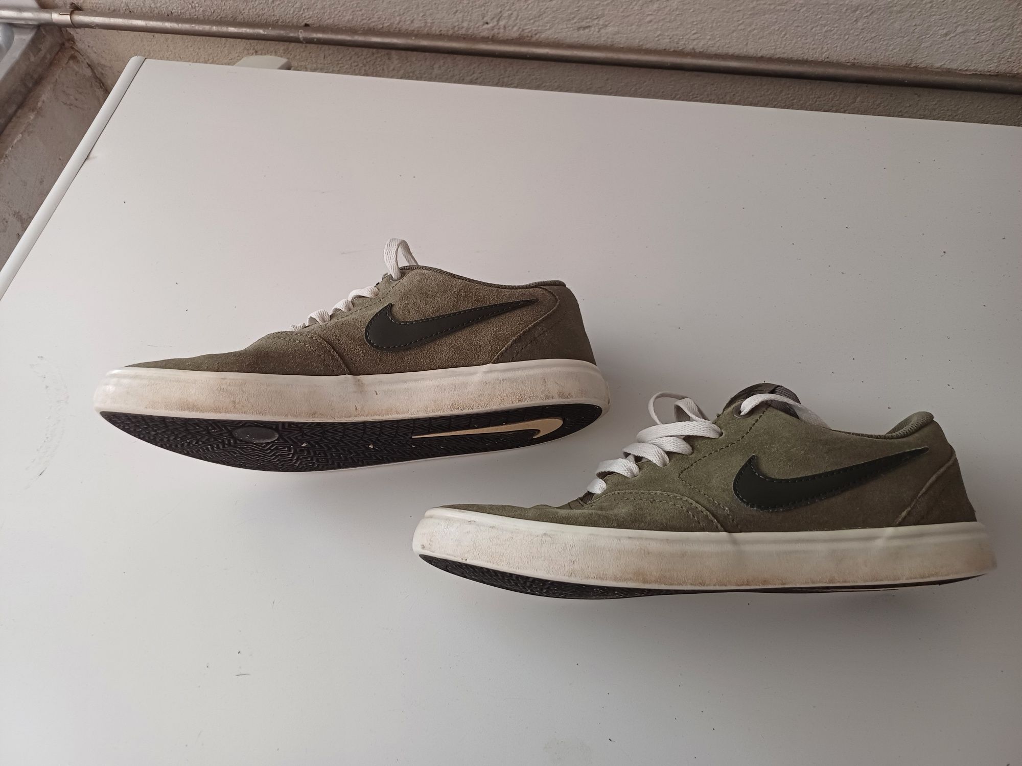 Tenis Nike verde tropa - 40