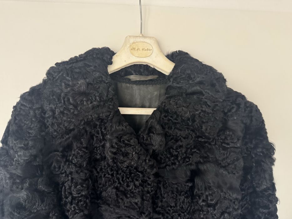 czarne futerko z karakull