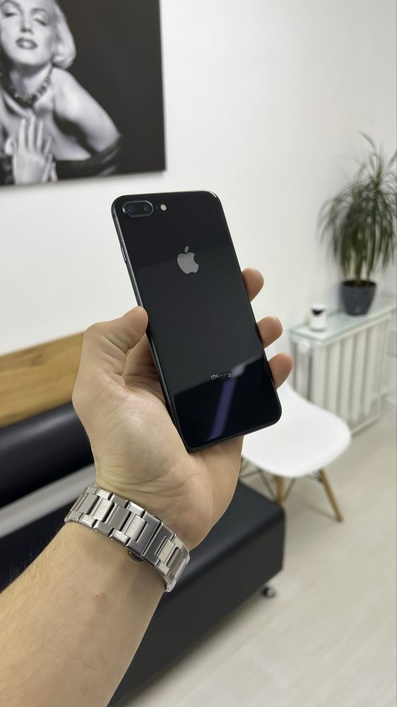 8 Plus 64 Gb чехол, стекло и шнур идут в комплекте