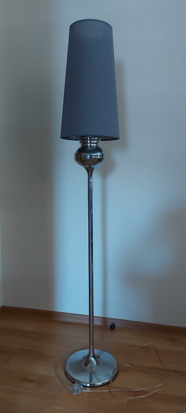 Lampa stojąca podłogowa