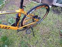 Bicicletas 1 de corrida e outra de estrada