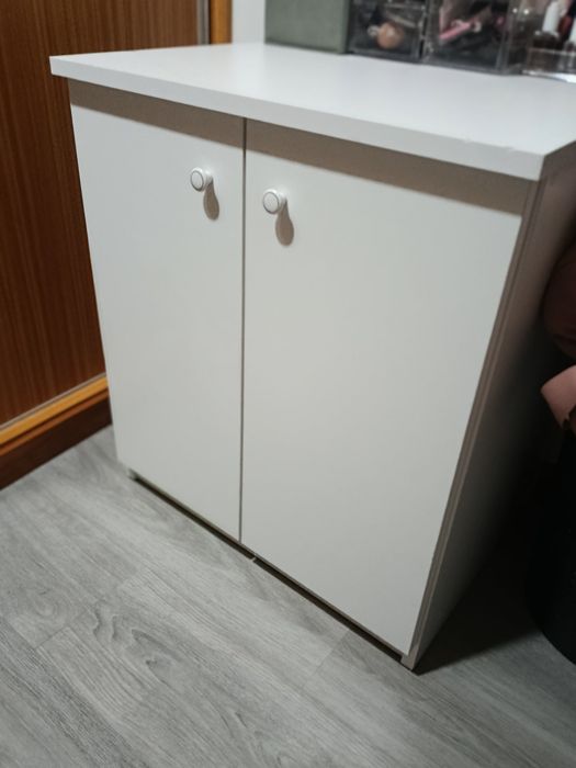 Armário com duas portas, tem três prateleiras por dentro. Está NOVO.