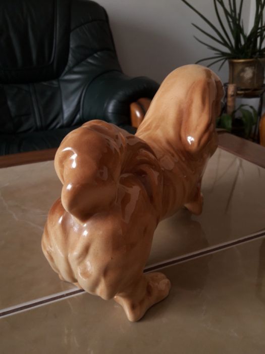 Porcelanowy pies Pekińczyk