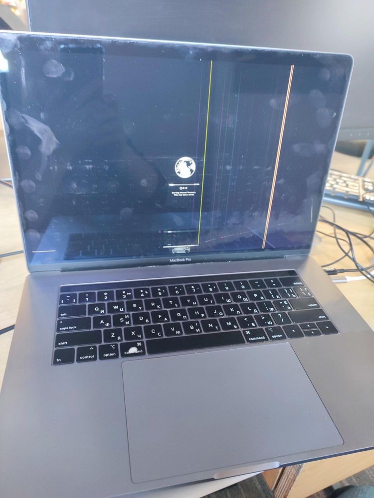 MacBook Pro (15-inch, 2018) A1990 розбит екран, activation lock