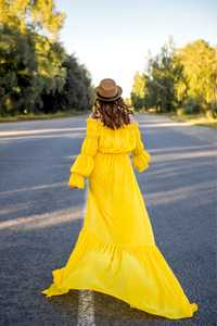 Жовта сукня плаття, що розвівається для фотосесій вагітних і не тільки