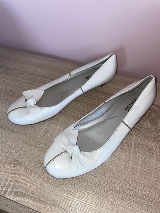 Baleriny białe na lekkim obcasie z kokardą 38