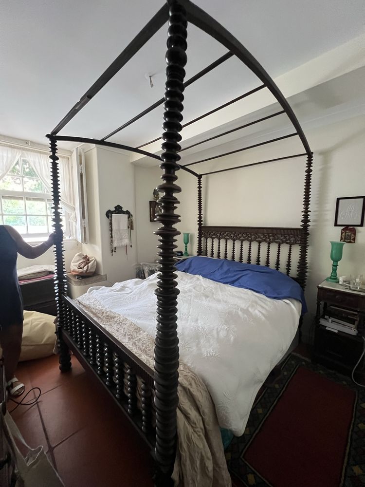 Cama antiga de bilros com dossel