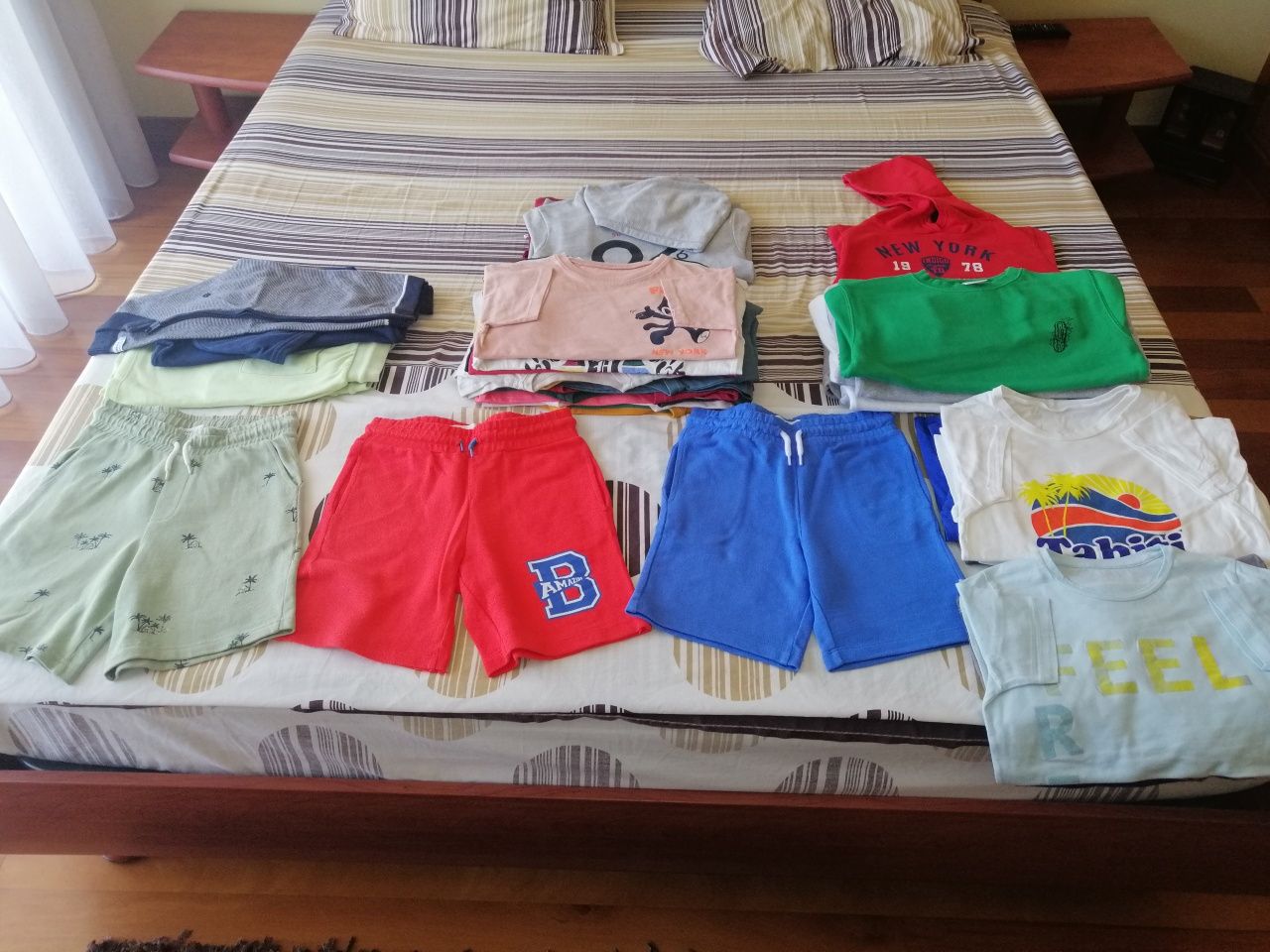 Conjunto de roupa de criança de menino dos 6 aos 8 anos.
