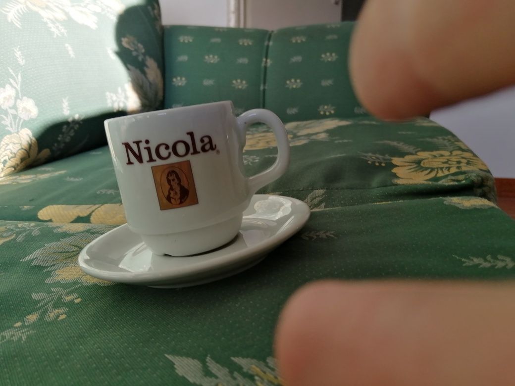 Chávena café nova e abre caricas.