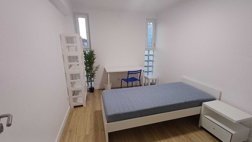 Quarto individual para estudante na Caparica com contas incluídas.