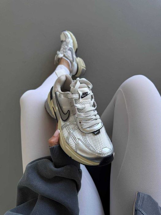 Жіночі кросівки Nike V2K Runtekk срібло з чорним  1320 ТОП
