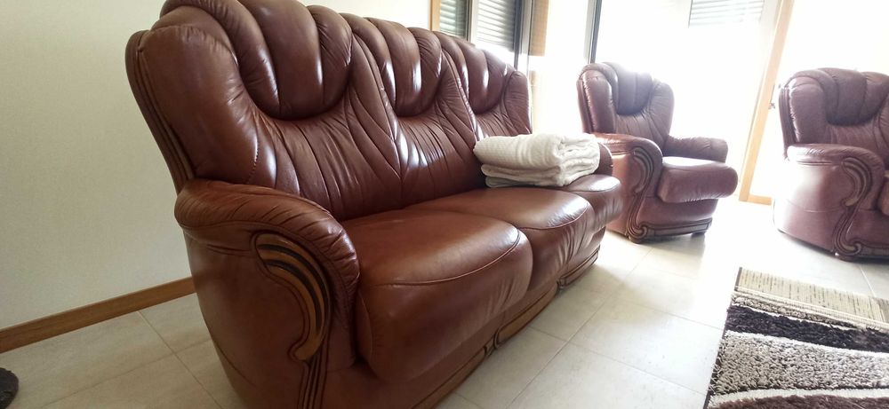 Vendo sofás em pele mais mesa de centro