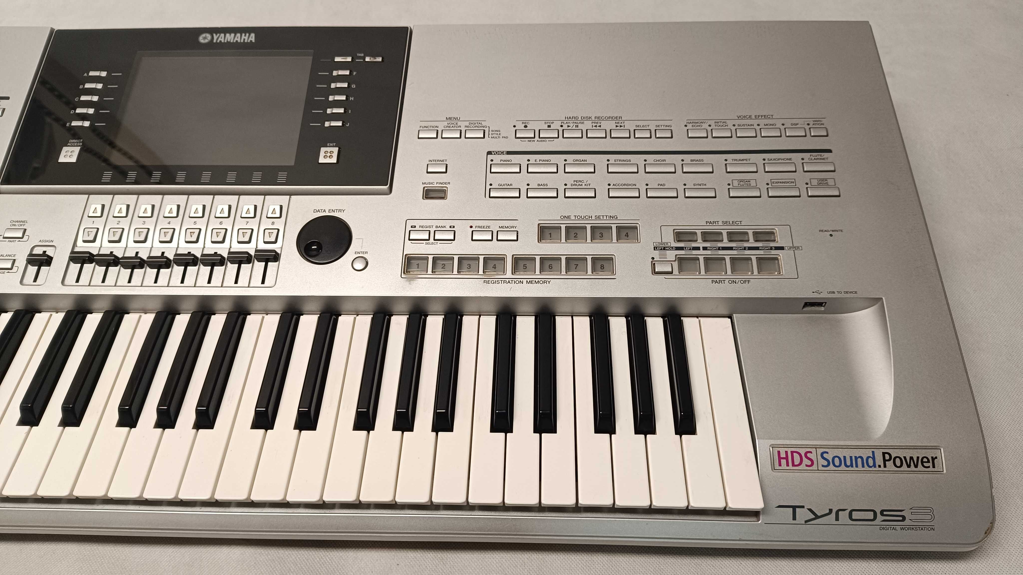 Yamaha Tyros 3 keyboard