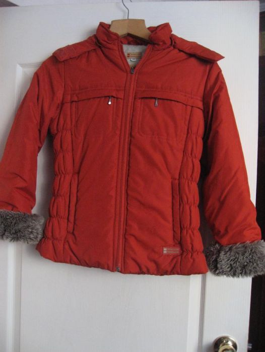 Куртки для девочек с капюшоном. Удобные, легкие, отличного качества.