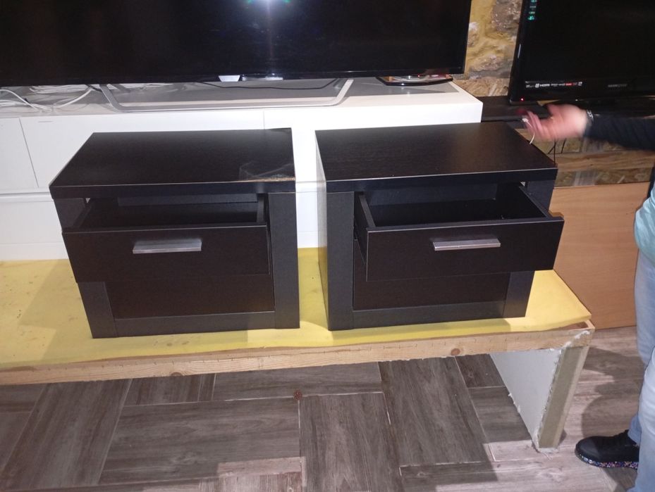 Duas mesas de cabeceira.