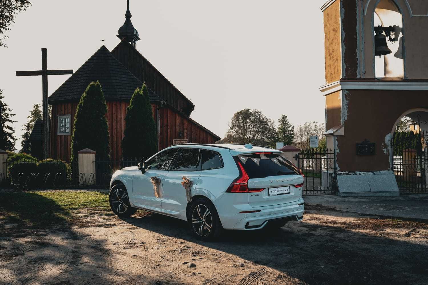 Eleganckie białe auto do ślubu Volvo XC60