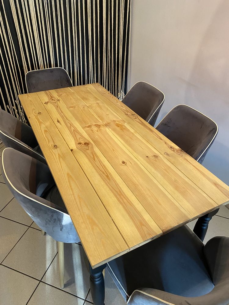 Stół drewniany z czarnymi nogami