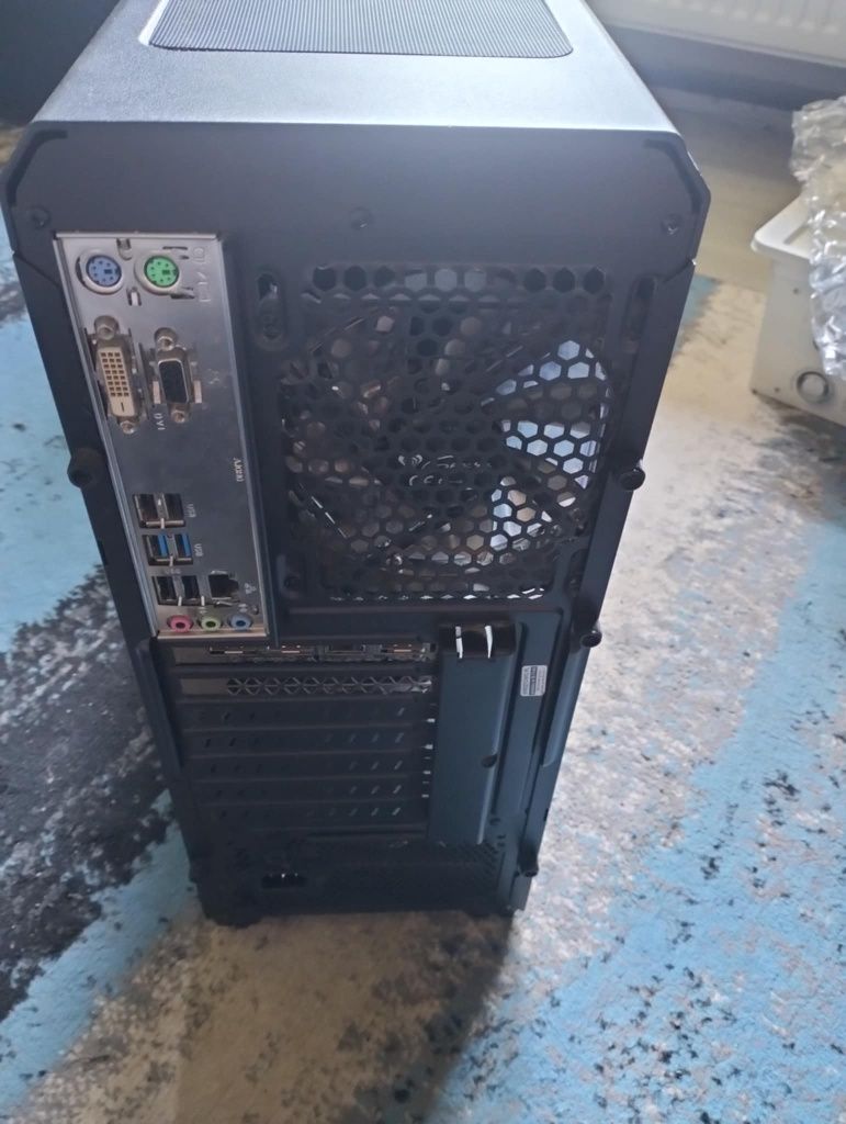 Komputer stacjonarny. Monitor, klawiatura gratis