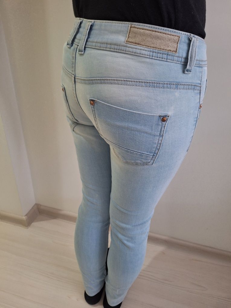 Jasne jeansy BERSka 34