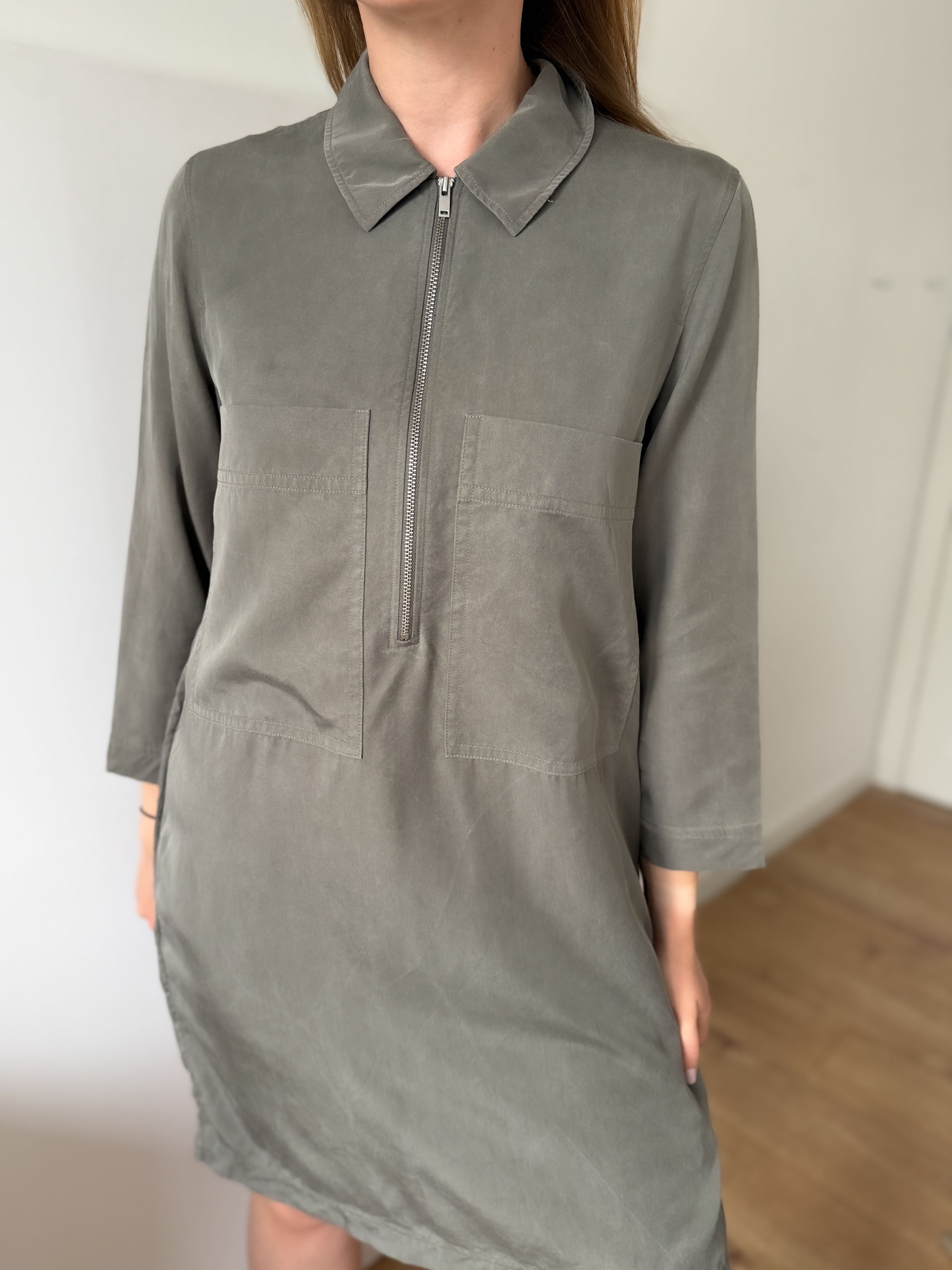 Oliwkowa sukienka COS 36 S z kieszeniami oversize zielona midi