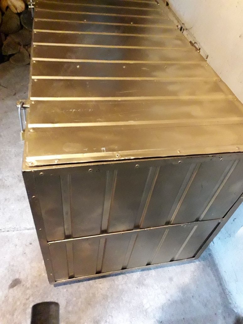 Kufer metalowy zamykany na dwie kłódki