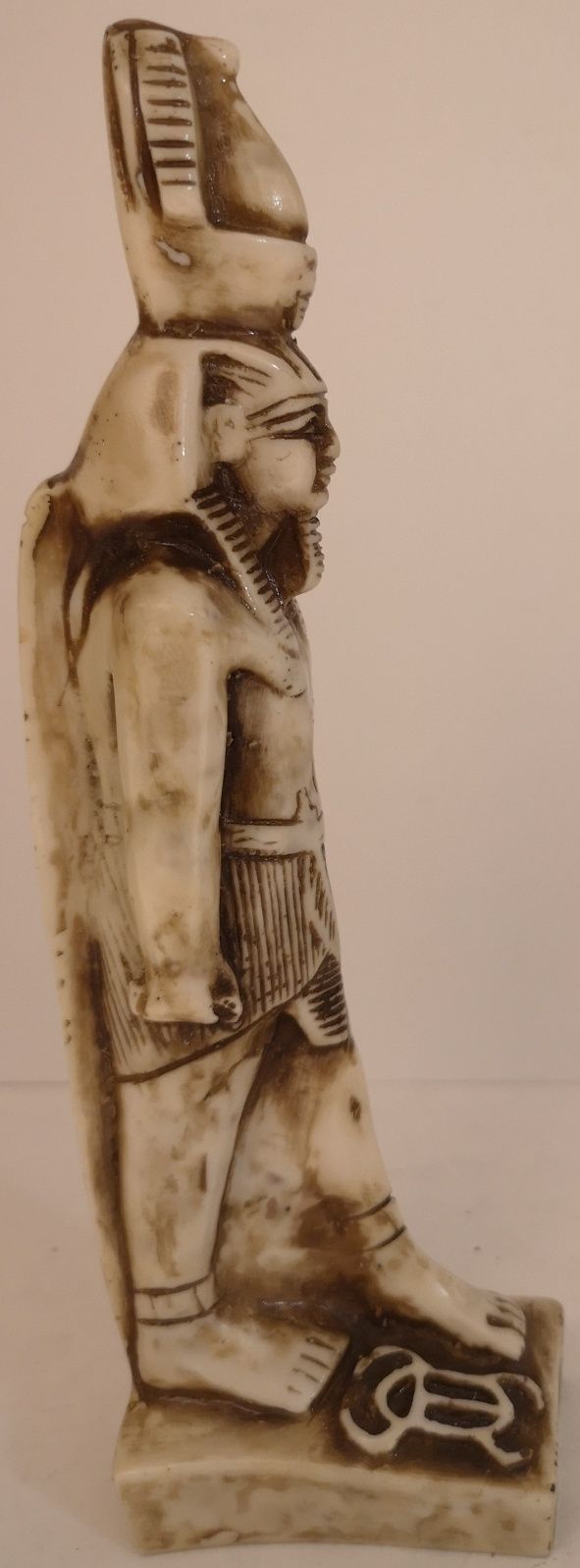 Figurka idacego faraona