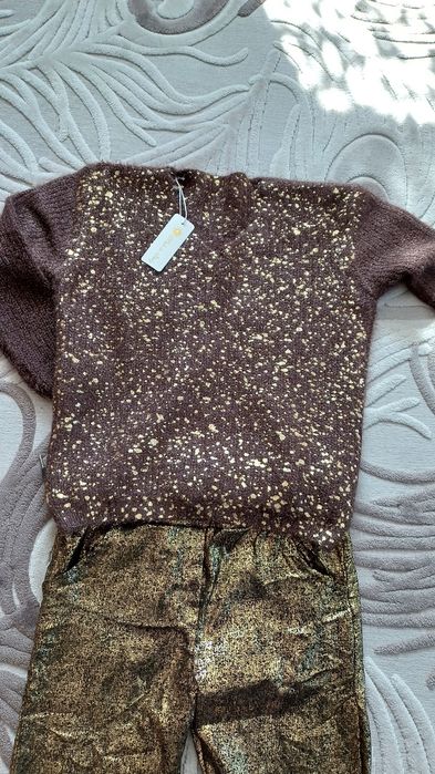 Sweterek nakrapiany zlotem