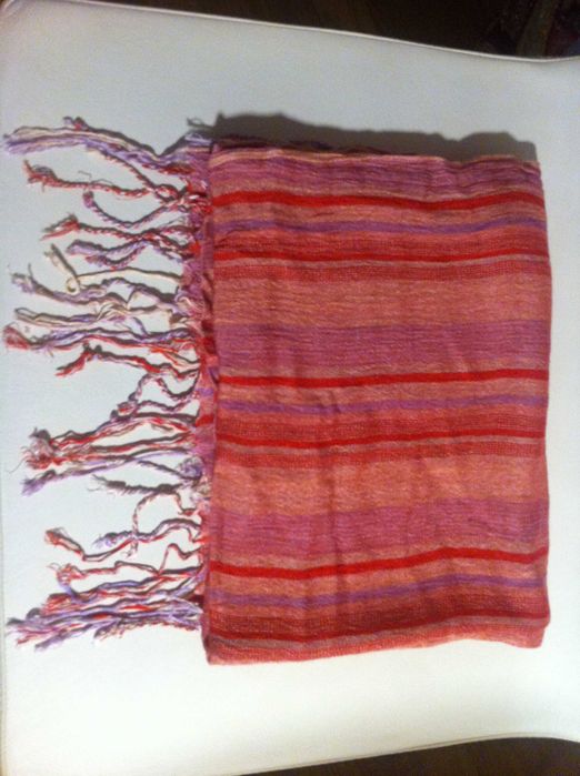 Echarpe de ​Primavera​/Verão às riscas, de ​t​ons rosa e vermelho