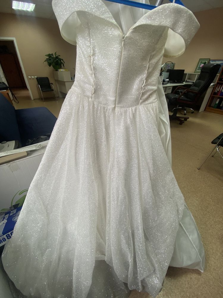 Продам весільну сукню білу з блиском
